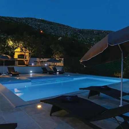 Villa Scenic Retreat With Pool *