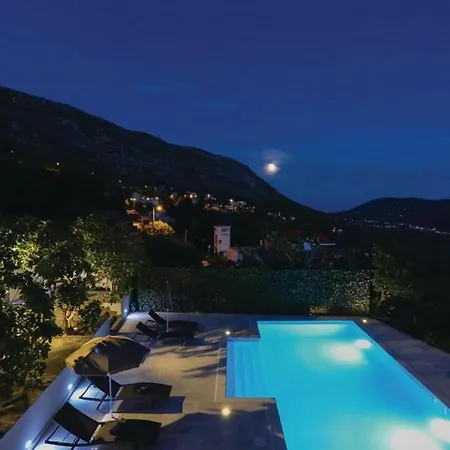 Scenic Retreat With Pool *