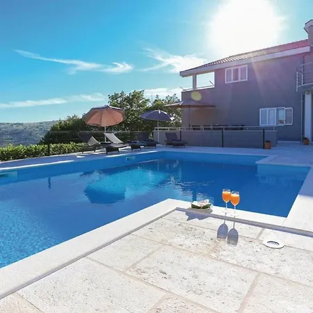 Villa Scenic Retreat With Pool *