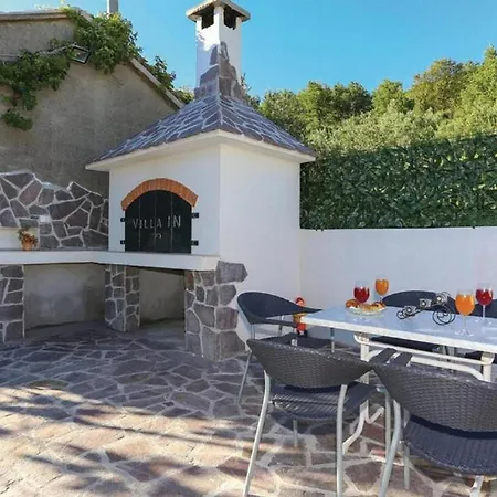 Scenic Retreat With Pool Gornje Sitno