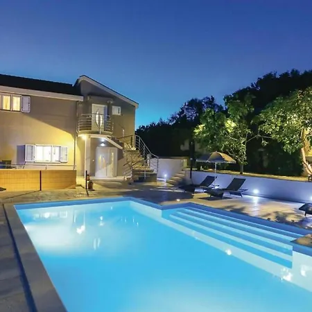 Scenic Retreat With Pool *